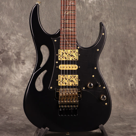 [SN F2519846] Ibanez / "Paradise in Art" Steve Vai signature PIA3761 Onyx Black Ibanez [S/N F2519846]. [80]