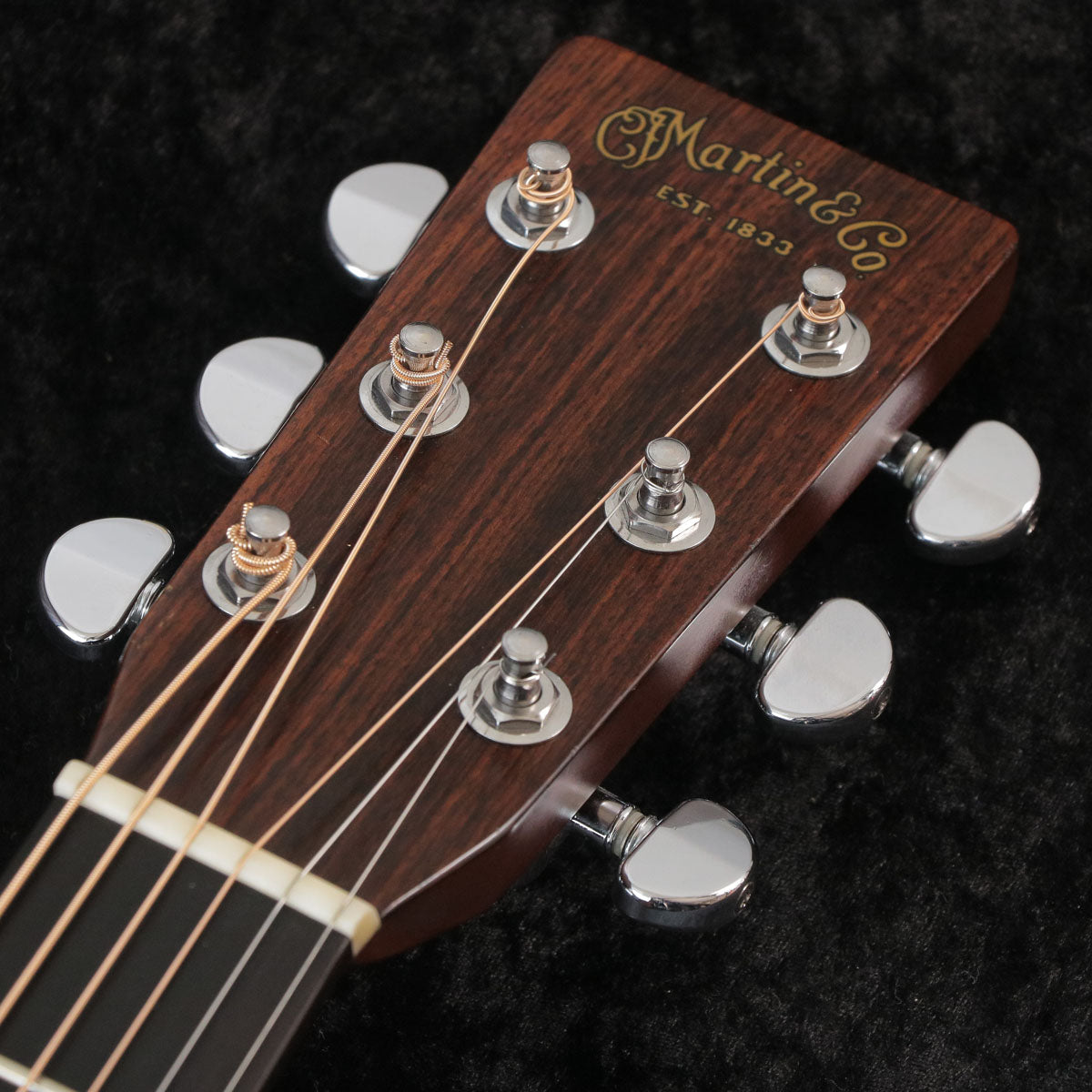 MARTIN / D-28 2011 – Ishibashi Music Corporation.