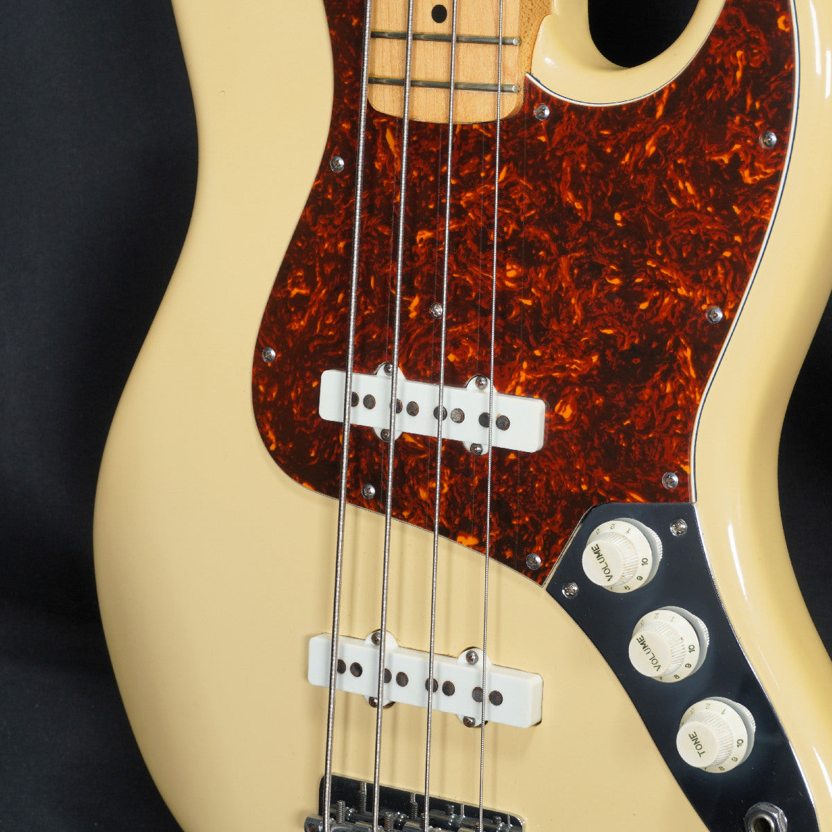 FENDER / 1983 Jazz Bass, Ivory – Ishibashi Music Corporation.