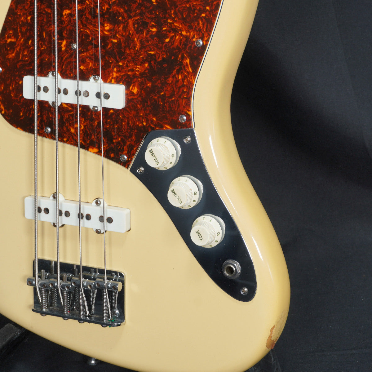 FENDER / 1983 Jazz Bass, Ivory – Ishibashi Music Corporation.